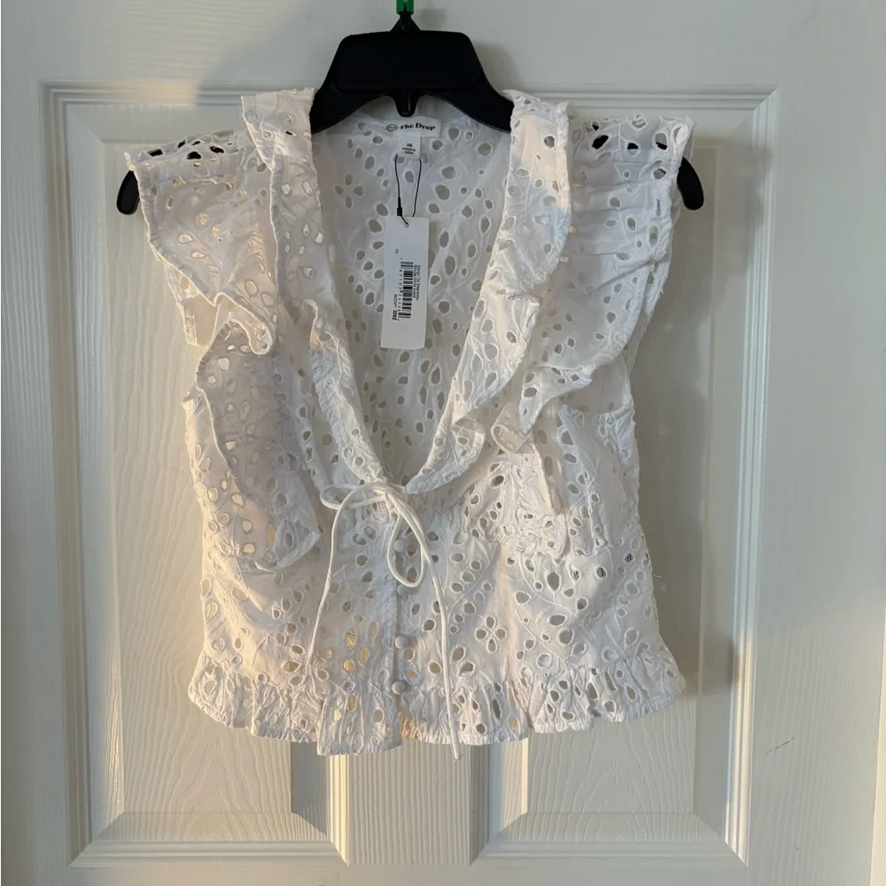 NWT The Drop- Margo White Eyelet Ruffle Sleeveless Top - Picture 2 of 3